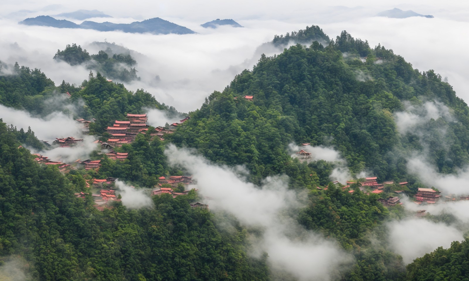 云雾中隐藏在高山树林中的小村庄